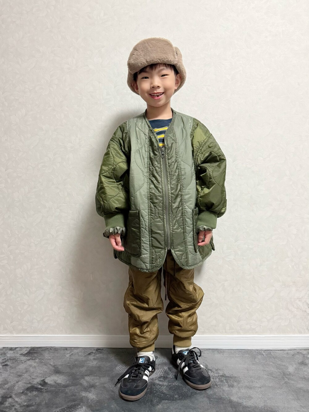 ブルー系のTシャツ/カットソー、グリーン系のブルゾン、ブラウン系のその他パンツを着用したキッズの秋コーディネートの4枚目の写真