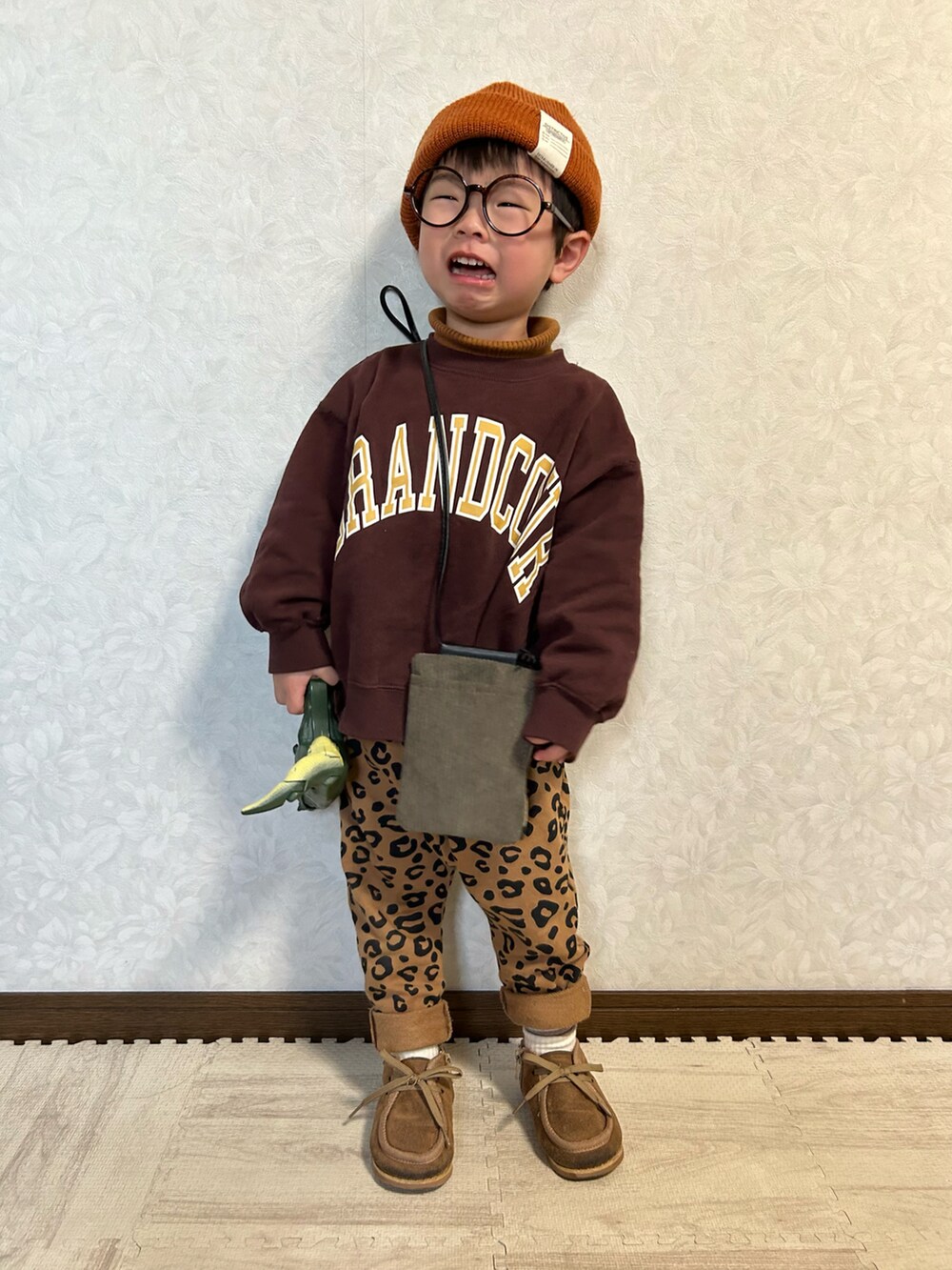 イエロー系のニット/セーター、ブラウン系のスウェット、ブラウン系のスウェットパンツを着用したキッズの冬コーディネートの5枚目の写真