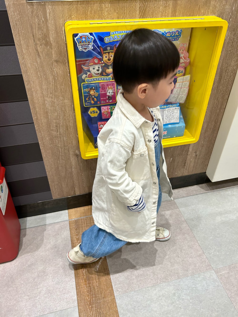 ブルー系のTシャツ/カットソー、ブルー系のサロペット/オーバーオール、ホワイト系のショルダーバッグを着用したキッズの春コーディネートの4枚目の写真