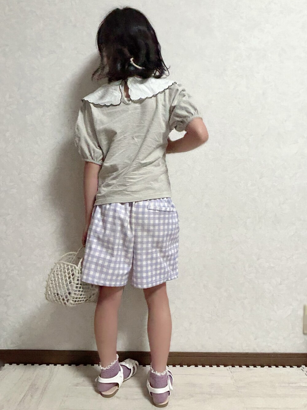 ベージュ系のシャツ/ブラウス、パープル系のパンツ、ベージュ系のトートバッグを着用したキッズの夏コーディネートの5枚目の写真