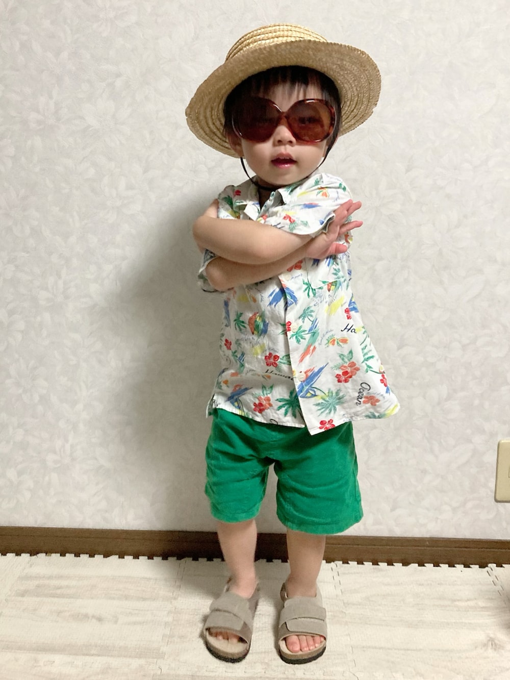 ホワイト系のシャツ/ブラウス、グリーン系のその他パンツ、ベージュ系のサンダルを着用したキッズの夏コーディネートの5枚目の写真