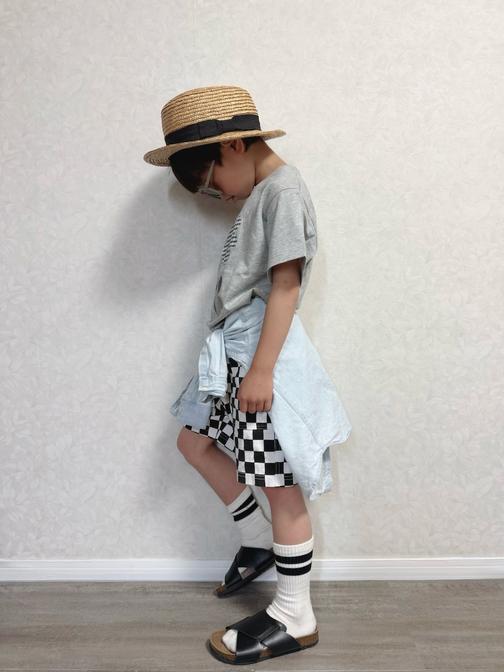 その他のその他パンツ、グレー系のTシャツ/カットソー、ブルー系のシャツ/ブラウスを着用したキッズの春コーディネートの3枚目の写真