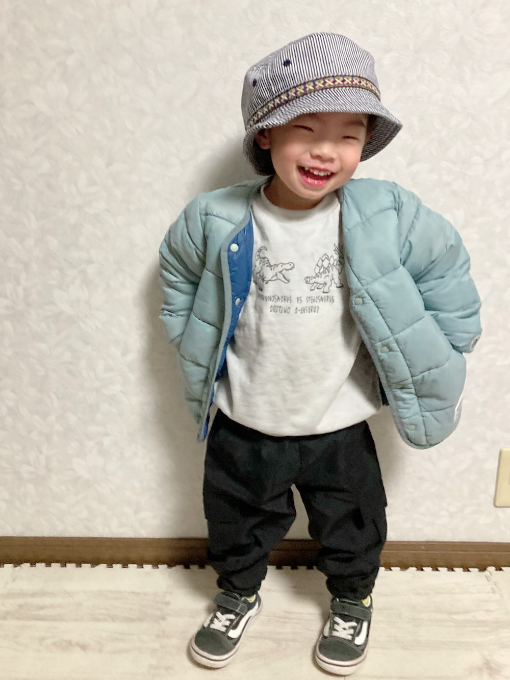 「beams mini、ビームスミニ、BEAMS、ビームス、ブルゾン、ストリート、カーゴパンツ、ビッグシルエット、ロゴスウェット、冬コーデ、ダウンジャケット、PR、バケットハット、スニーカー、ジャケット」|「BEAMS miniのBEAMS mini / サーモライト 中綿 ノーカラー ブルゾン (90~150㎝)(ブルゾン、ブルー系)」を使った、lenlen23さん(キッズ・90cm)の秋コーディネートの2枚目の写真