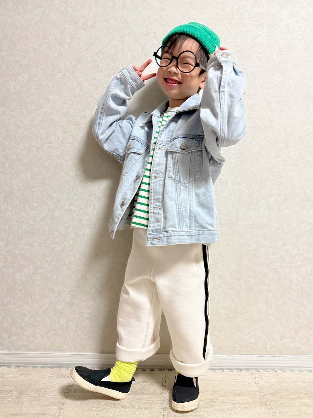 グリーン系のTシャツ/カットソー、ブルー系のデニムジャケット、ホワイト系のスウェットパンツを着用したキッズの春コーディネートの3枚目の写真