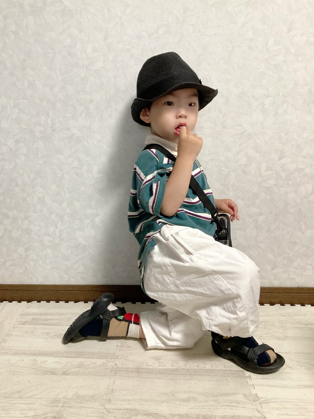 グリーン系のポロシャツ、ホワイト系のその他パンツ、ブラック系のサンダルを着用したキッズの夏コーディネートの5枚目の写真