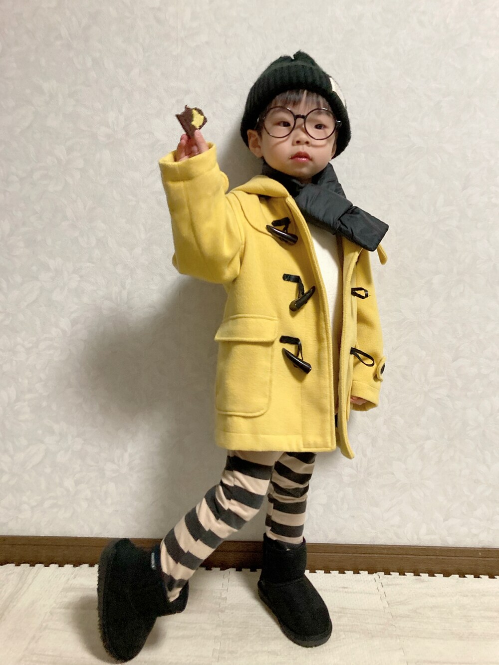ホワイト系のニット/セーター、イエロー系のダッフルコート、ブラック系のその他パンツを着用したキッズの冬コーディネートの3枚目の写真