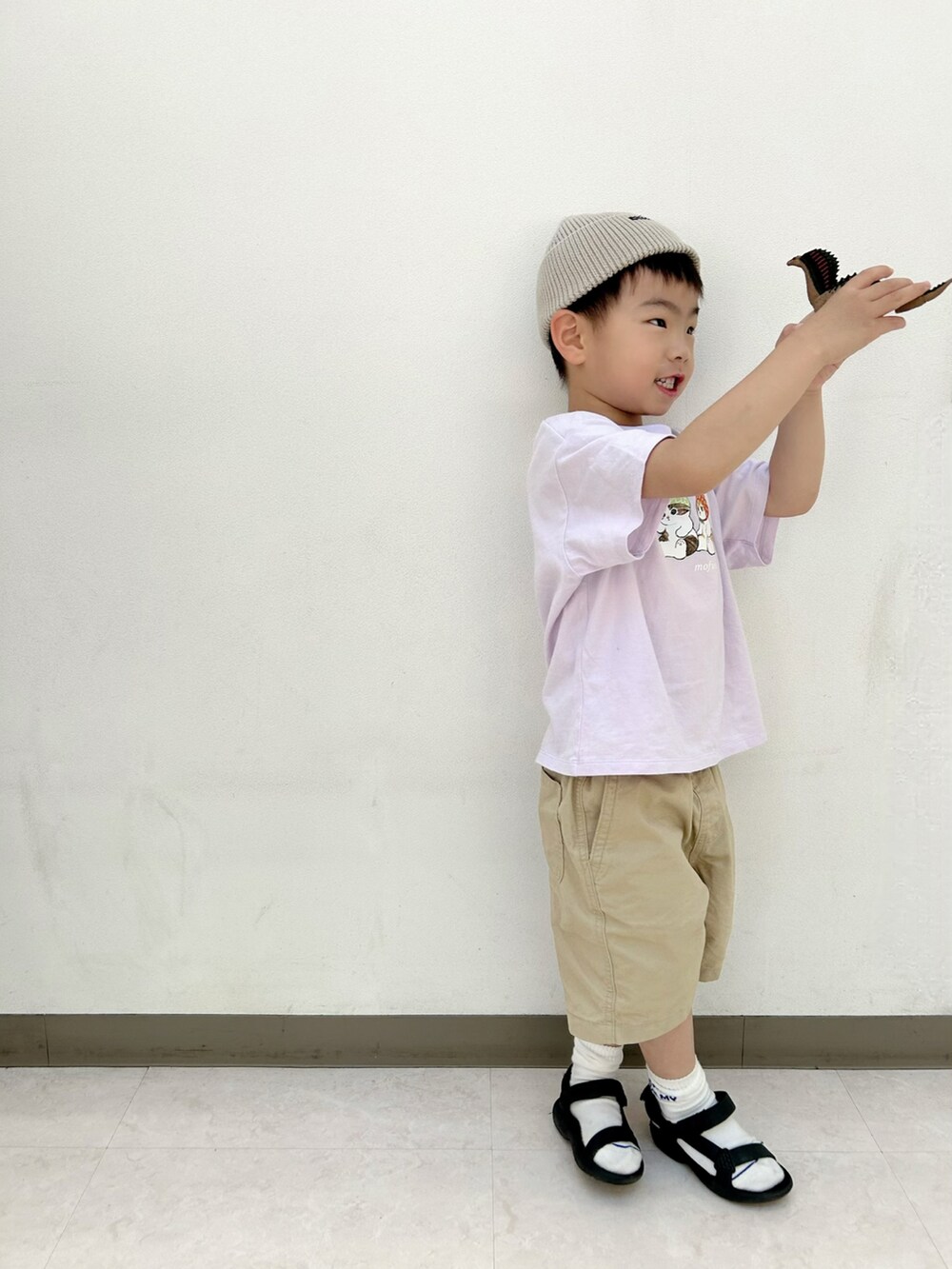 パープル系のTシャツ/カットソー、ベージュ系のチノパンツ、ブラック系のサンダルを着用したキッズの夏コーディネートの3枚目の写真
