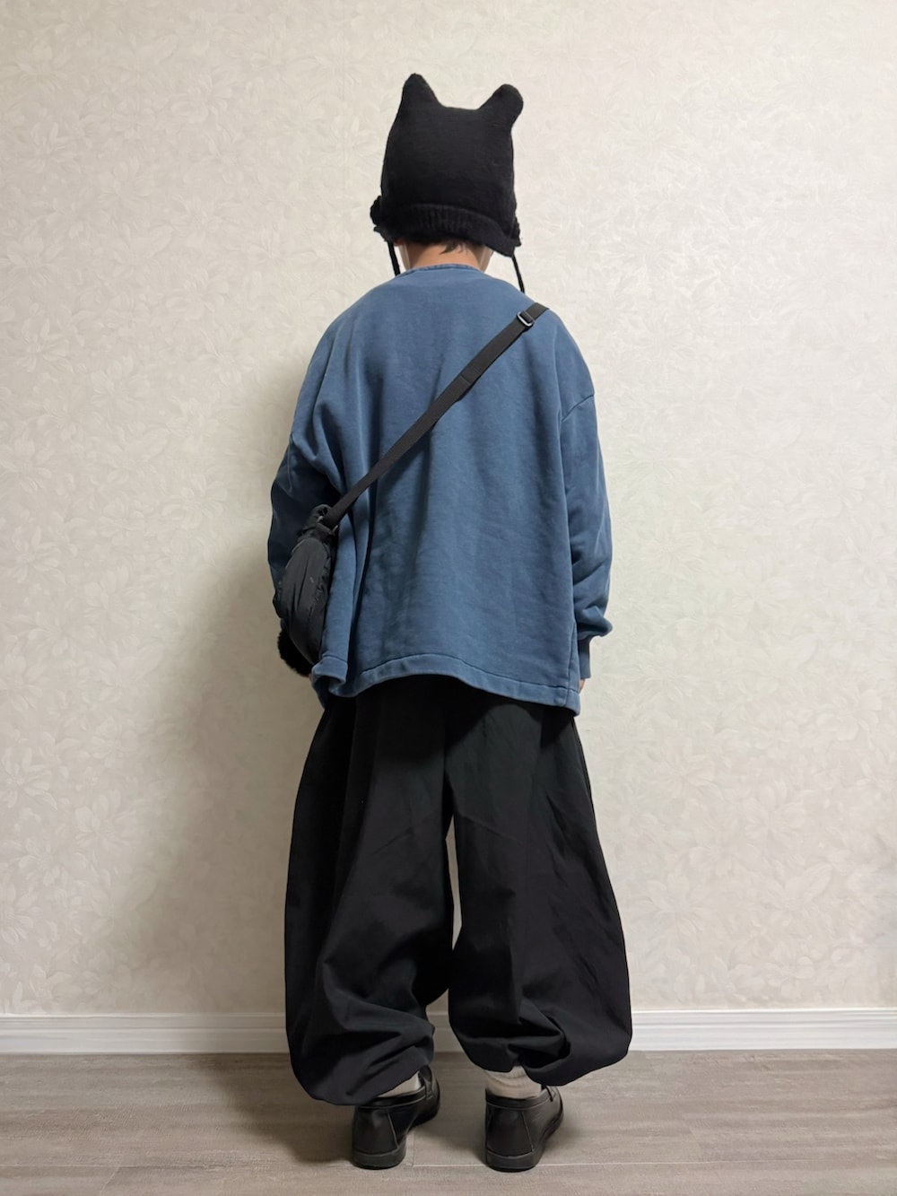 ブラック系のローファー、ブルー系のTシャツ/カットソー、ブルー系のカーディガン/ボレロを着用したキッズの秋コーディネートの3枚目の写真