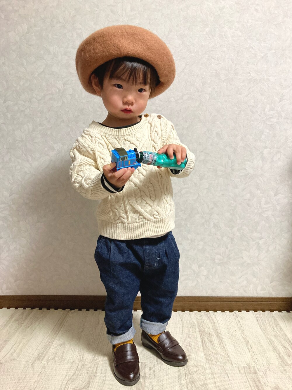 ホワイト系のTシャツ/カットソー、ホワイト系のニット/セーター、ブルー系のデニムパンツを着用したキッズの冬コーディネートの4枚目の写真