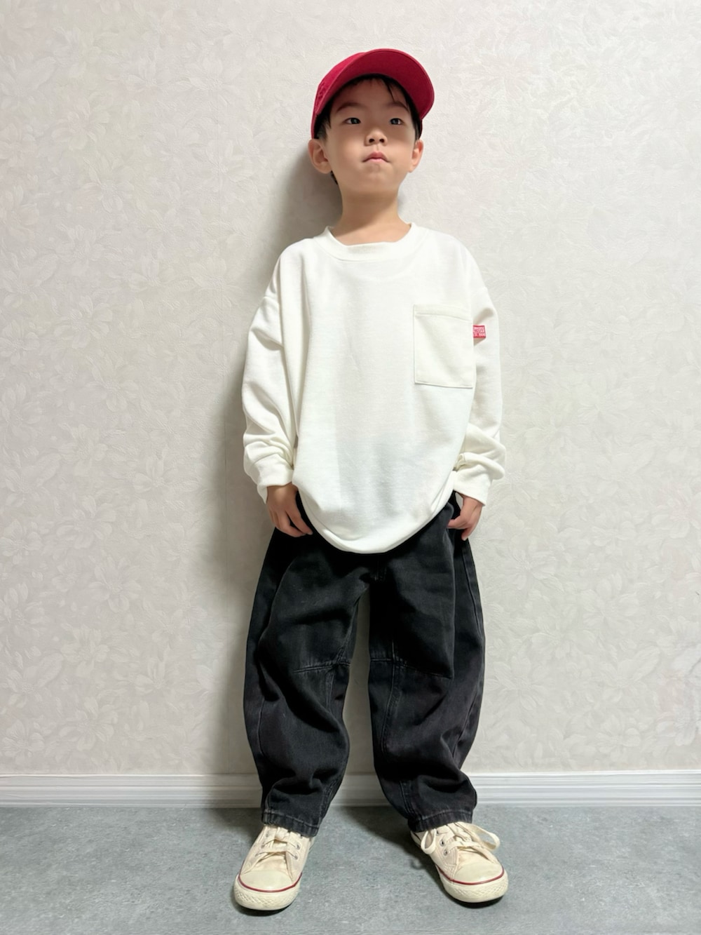 ホワイト系のスニーカー、ホワイト系のTシャツ/カットソー、グレー系のデニムパンツを着用したキッズの秋コーディネートの5枚目の写真