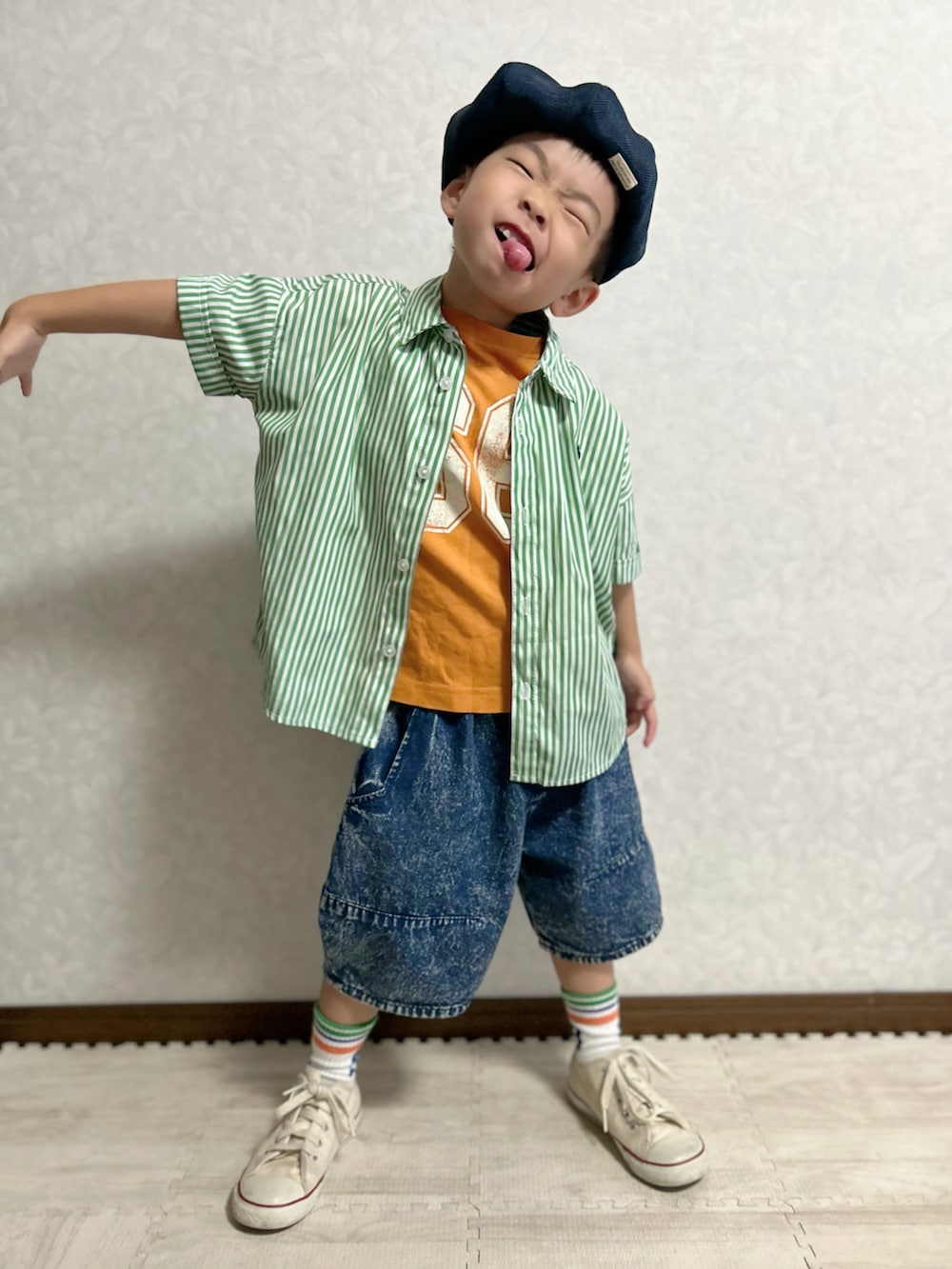 グリーン系のシャツ/ブラウス、オレンジ系のTシャツ/カットソー、ブルー系のデニムパンツを着用したキッズの夏コーディネートの3枚目の写真