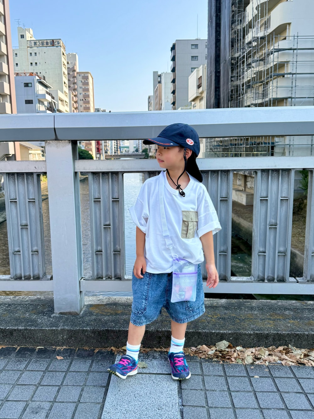 ブルー系のデニムパンツ、ブルー系のスニーカー、ホワイト系のTシャツ/カットソーを着用したキッズの夏コーディネートの4枚目の写真