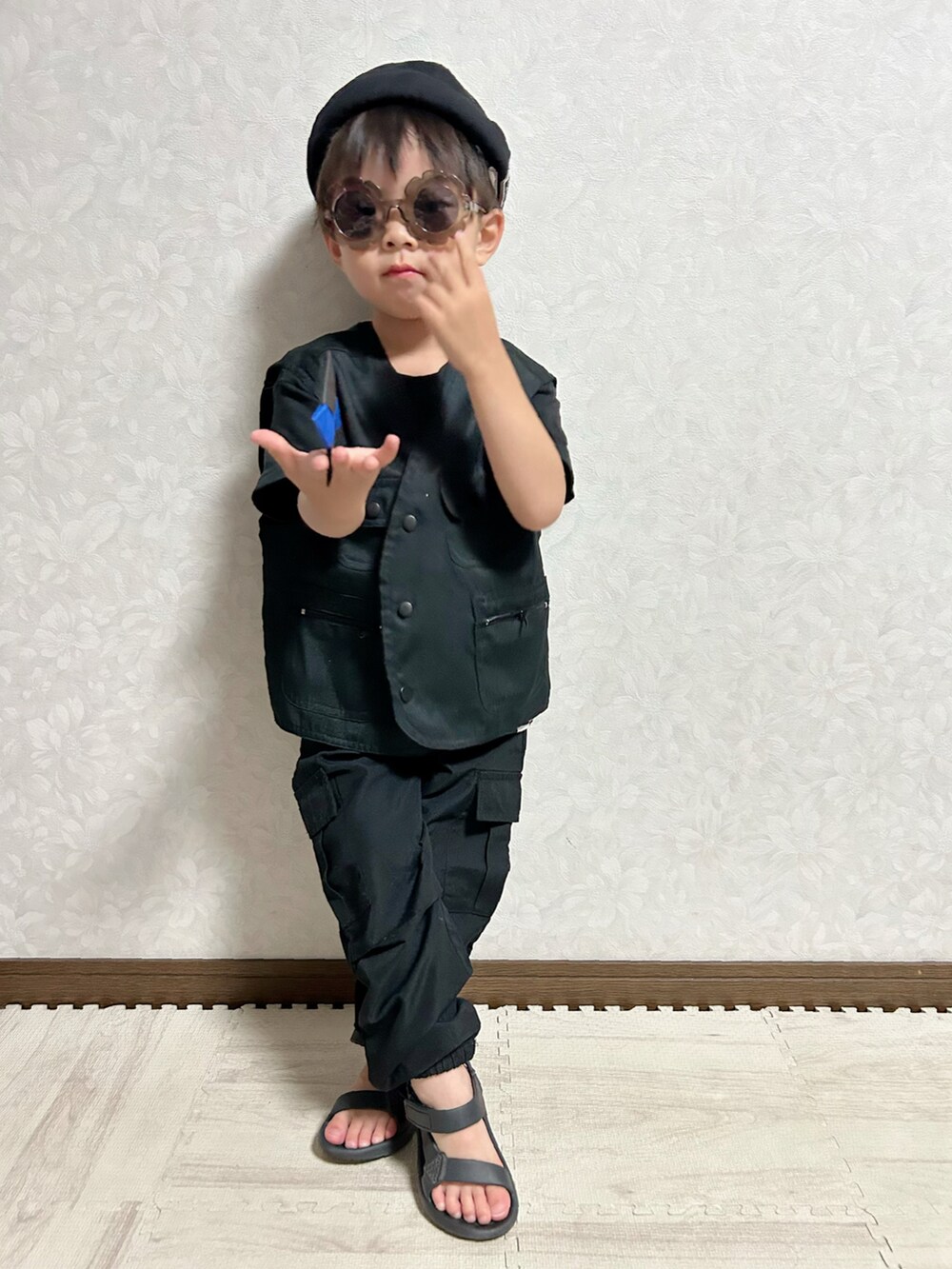 ブラック系のベスト、ブラック系のタンクトップ、その他のTシャツ/カットソーを着用したキッズの夏コーディネートの2枚目の写真