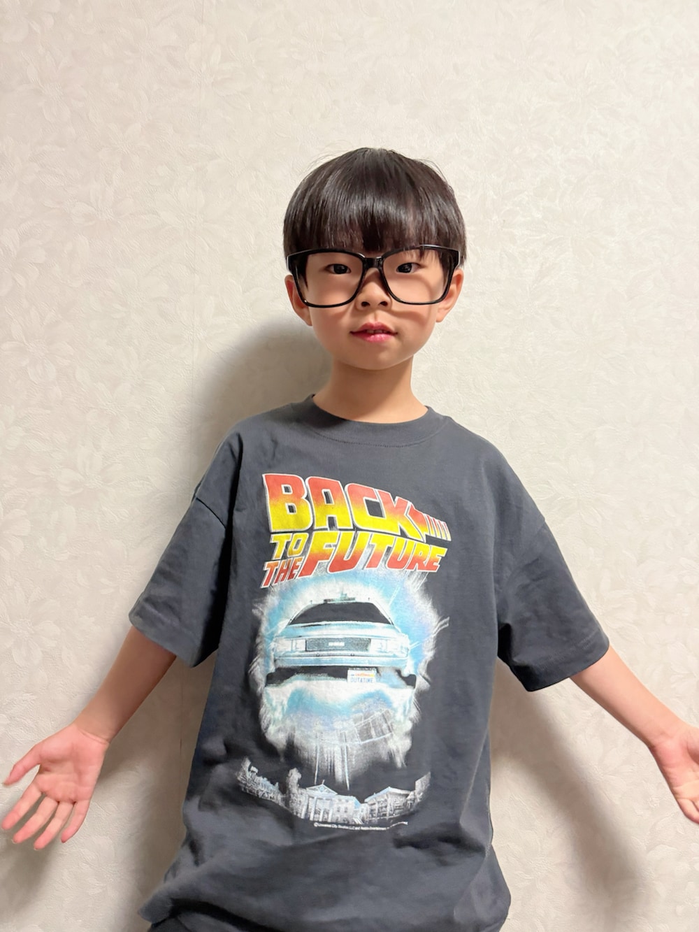 ブラック系のバックパック/リュック、ブラック系のスニーカー、グレー系のTシャツ/カットソーを着用したキッズの春コーディネートの3枚目の写真