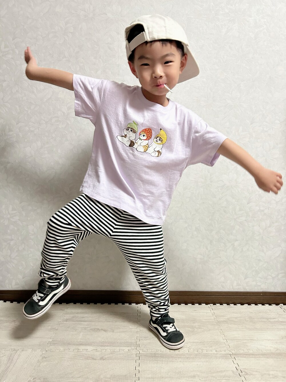 パープル系のTシャツ/カットソー、ホワイト系のその他パンツ、ブラック系のスニーカーを着用したキッズの春コーディネートの4枚目の写真