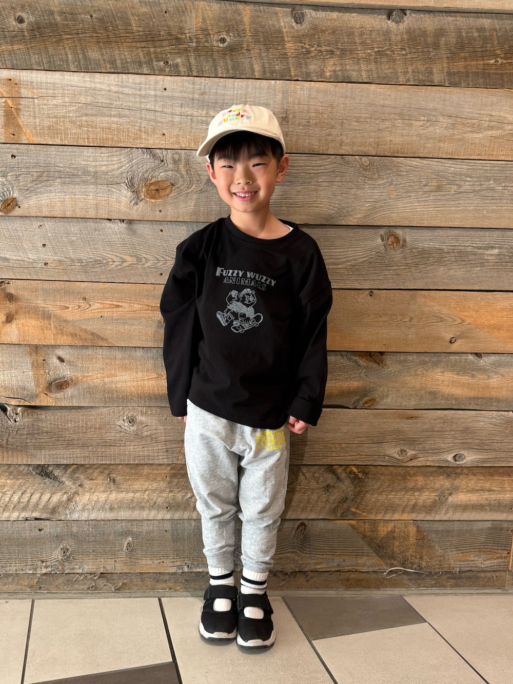 ブラック系のサンダル、グレー系のスウェットパンツ、ブラック系のTシャツ/カットソーを着用したキッズの春コーディネートの5枚目の写真