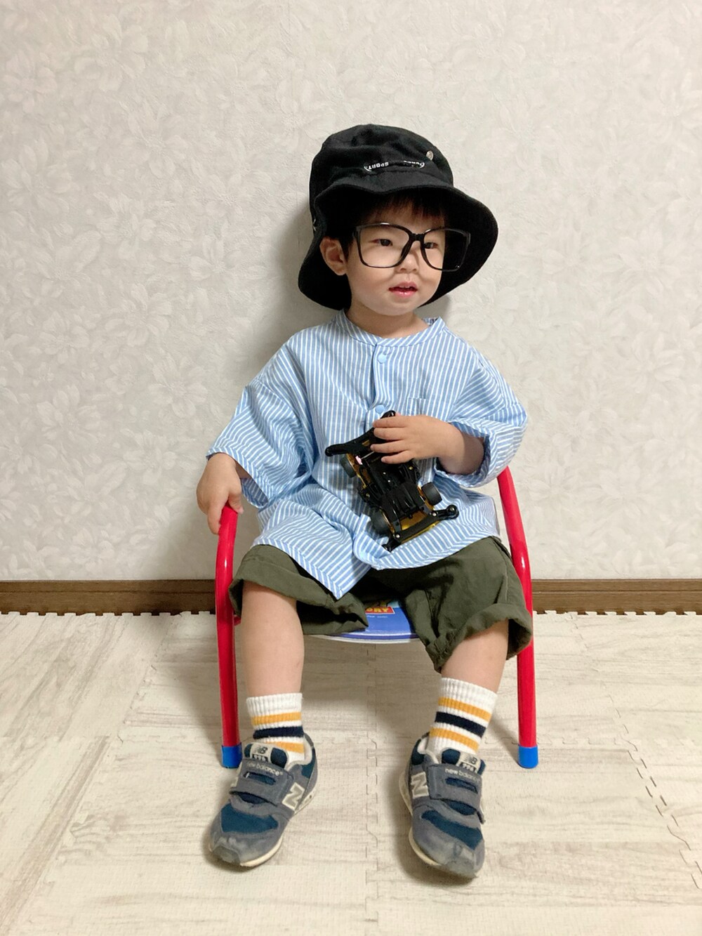 その他のシャツ/ブラウス、グリーン系のカーゴパンツ、ブルー系のスニーカーを着用したキッズの夏コーディネートの3枚目の写真