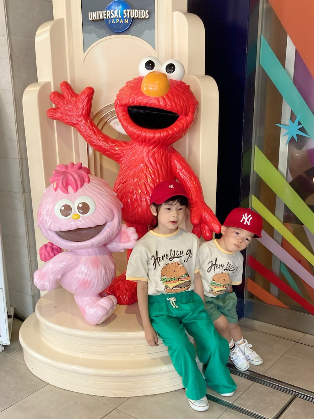 ホワイト系のTシャツ/カットソー、グリーン系のその他パンツ、ホワイト系のスニーカーを着用したキッズの夏コーディネートの2枚目の写真