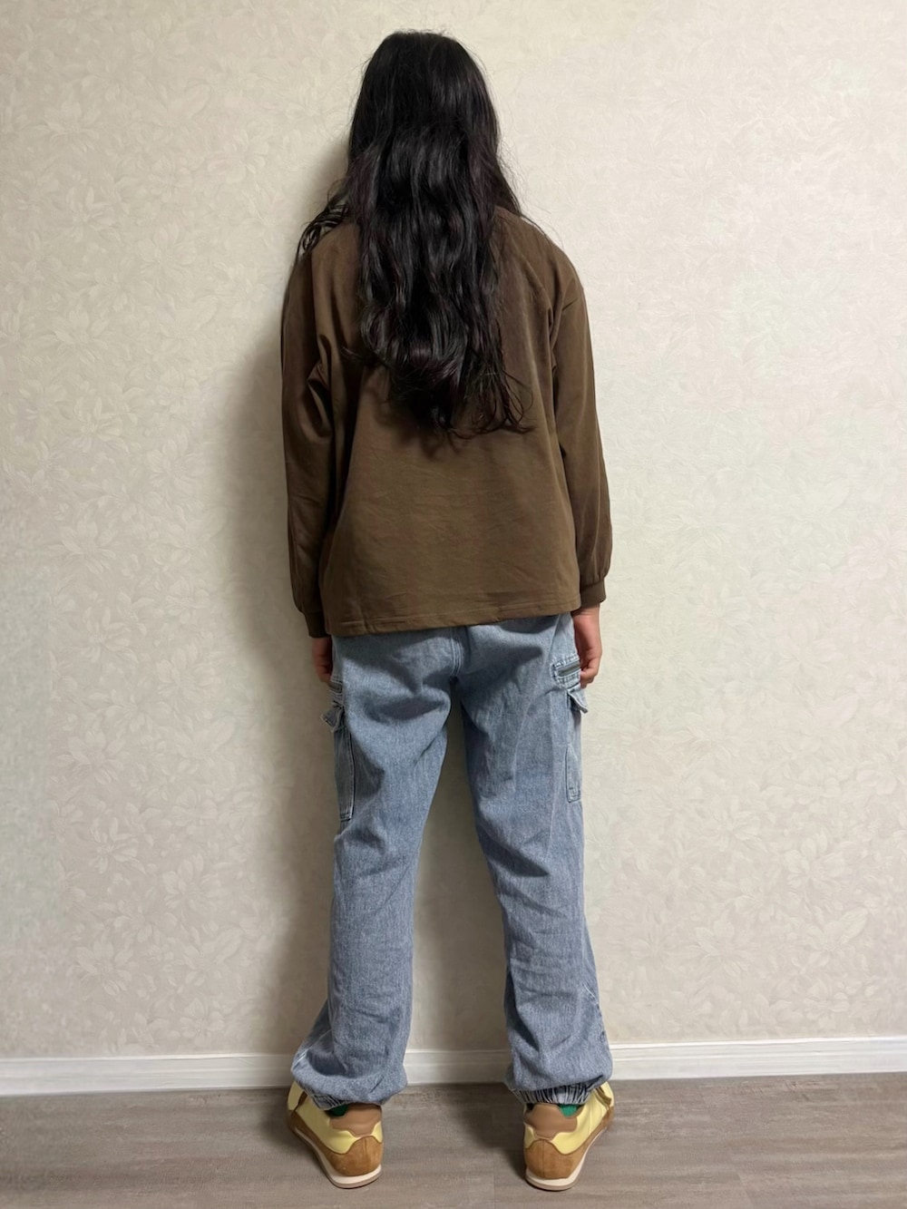 ブルー系のカーゴパンツ、ブラウン系のTシャツ/カットソー、ホワイト系のタンクトップを着用したキッズの秋コーディネートの5枚目の写真