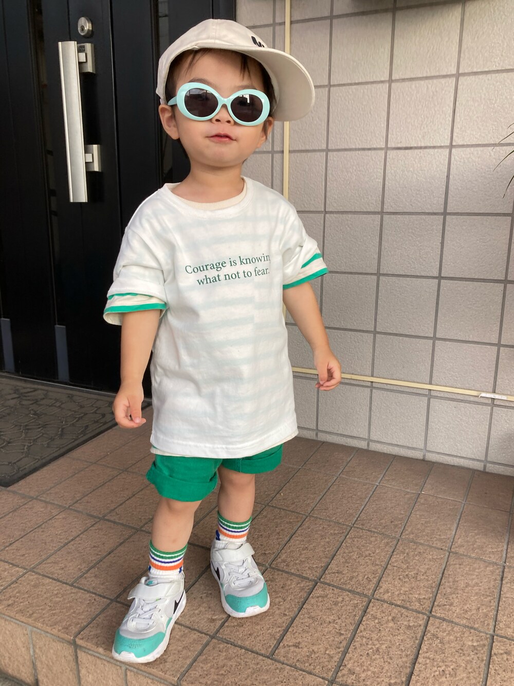 ホワイト系のTシャツ/カットソー、グリーン系のTシャツ/カットソー、グリーン系のその他パンツを着用したキッズの夏コーディネートの2枚目の写真