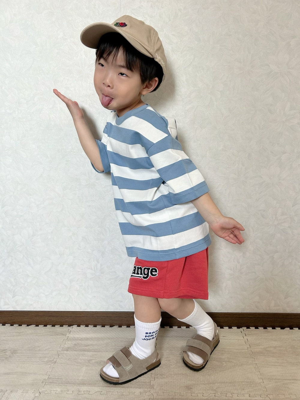 ブルー系のTシャツ/カットソー、レッド系のその他パンツ、ベージュ系のサンダルを着用したキッズの春コーディネートの5枚目の写真