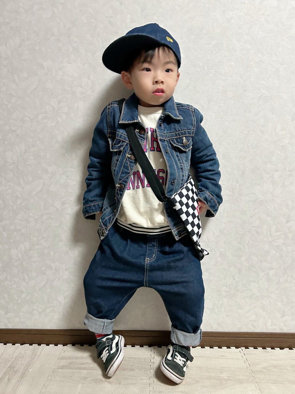 その他のTシャツ/カットソー、ホワイト系のスウェット、ブルー系のデニムジャケットを着用したキッズの冬コーディネートの5枚目の写真