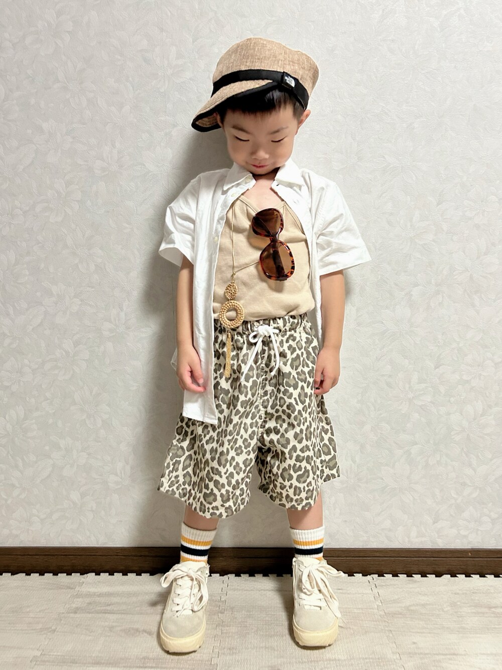 ベージュ系のタンクトップ、ホワイト系のシャツ/ブラウス、ベージュ系のその他パンツを着用したキッズの夏コーディネートの4枚目の写真