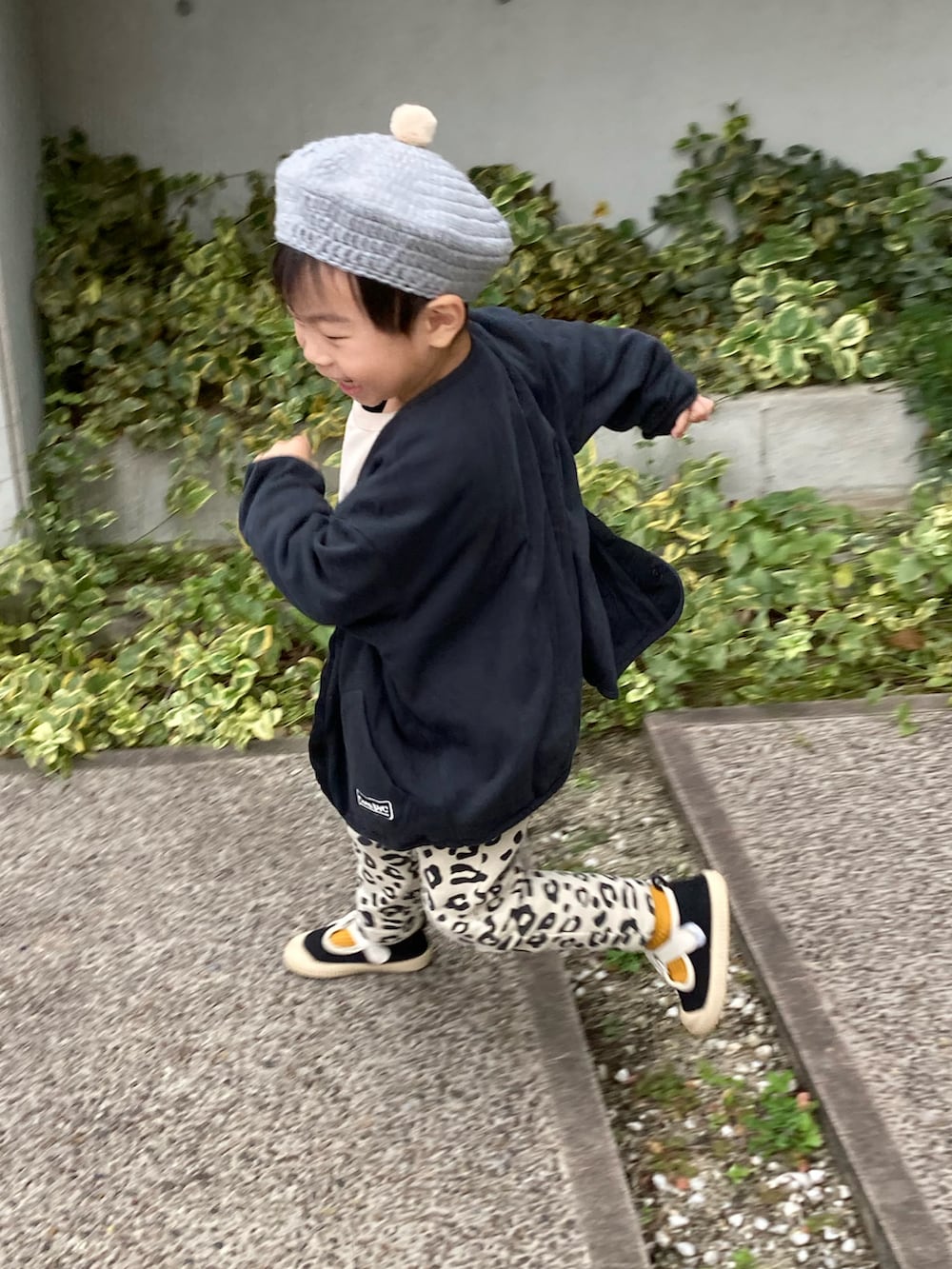 ベージュ系のスウェット、ブラック系のカーディガン/ボレロ、ベージュ系のスウェットパンツを着用したキッズの冬コーディネートの4枚目の写真