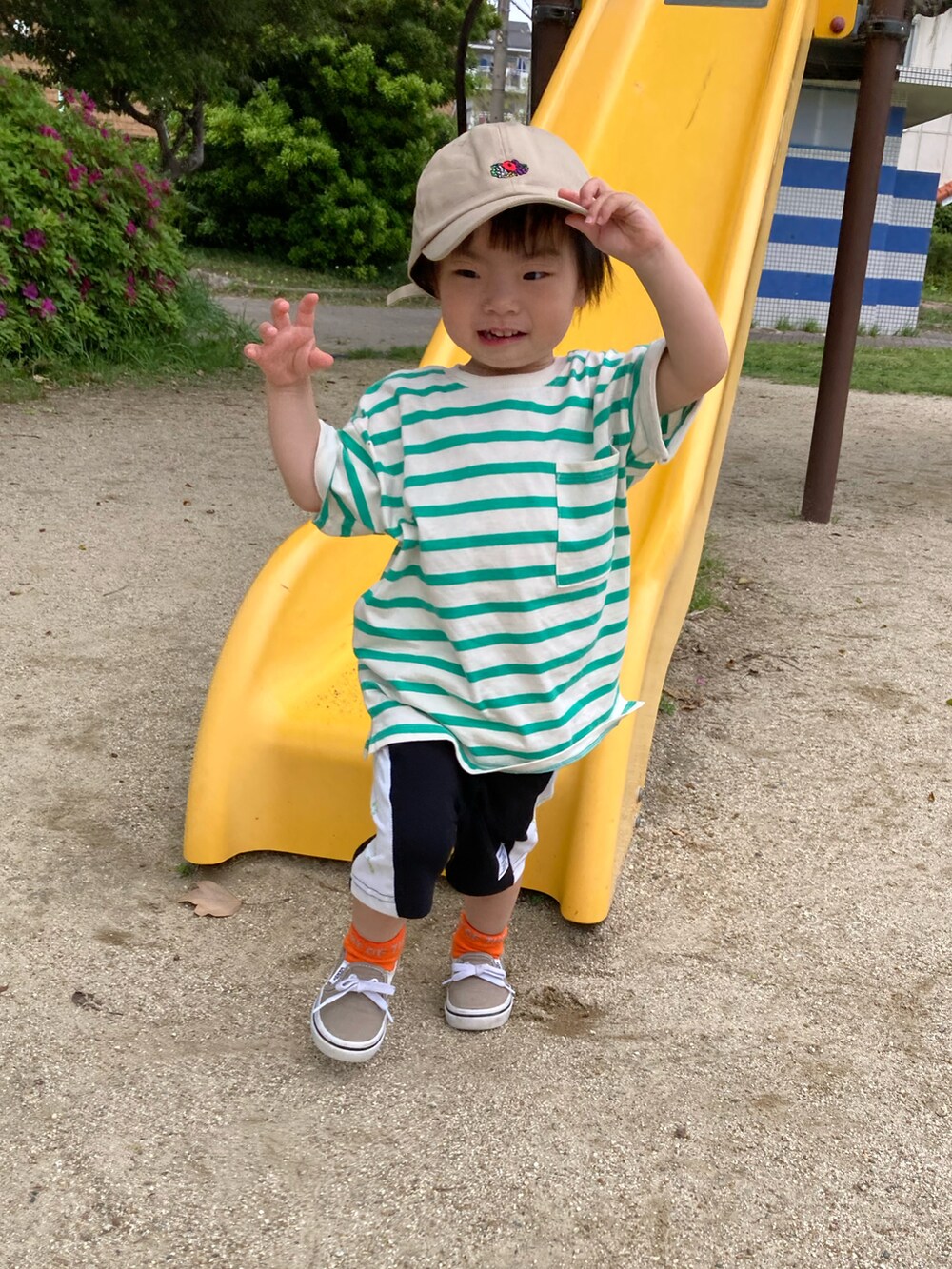 グリーン系のTシャツ/カットソー、ブラック系のその他パンツ、ブラウン系のスニーカーを着用したキッズの夏コーディネートの2枚目の写真