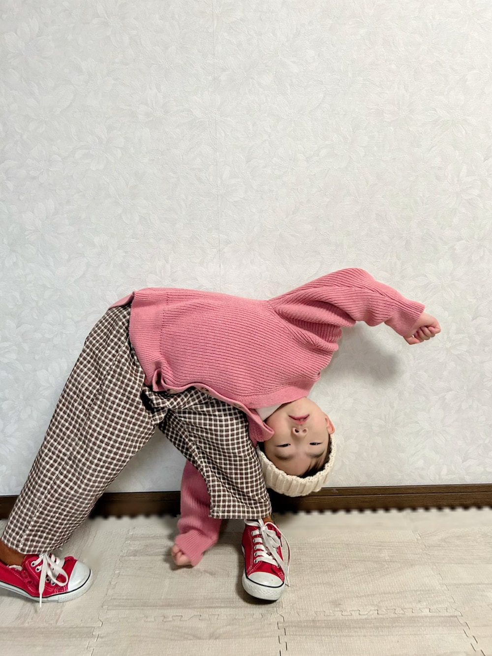 ホワイト系のニット/セーター、ピンク系のカーディガン/ボレロ、ブラウン系のパンツを着用したキッズの冬コーディネートの4枚目の写真