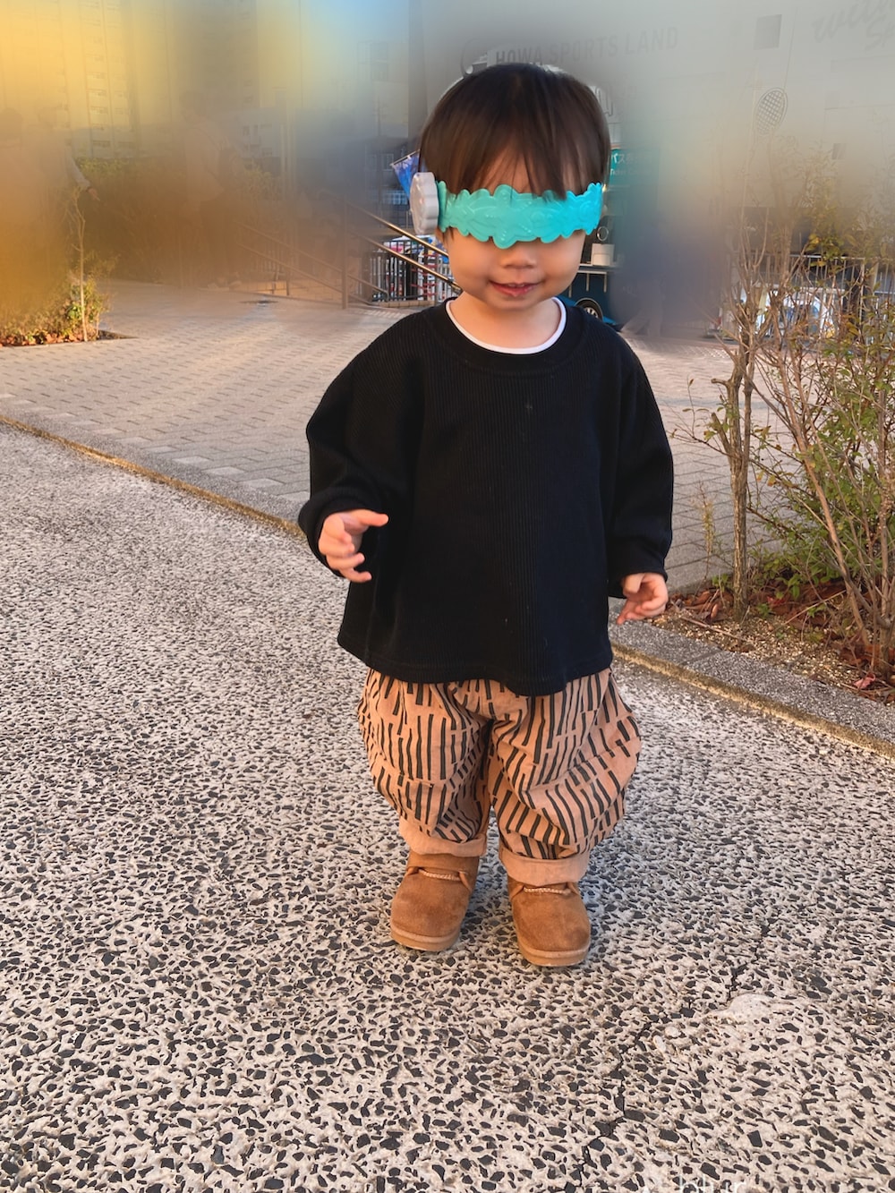 ホワイト系のTシャツ/カットソー、グリーン系のブルゾン、ブラック系のTシャツ/カットソーを着用したキッズの冬コーディネートの5枚目の写真