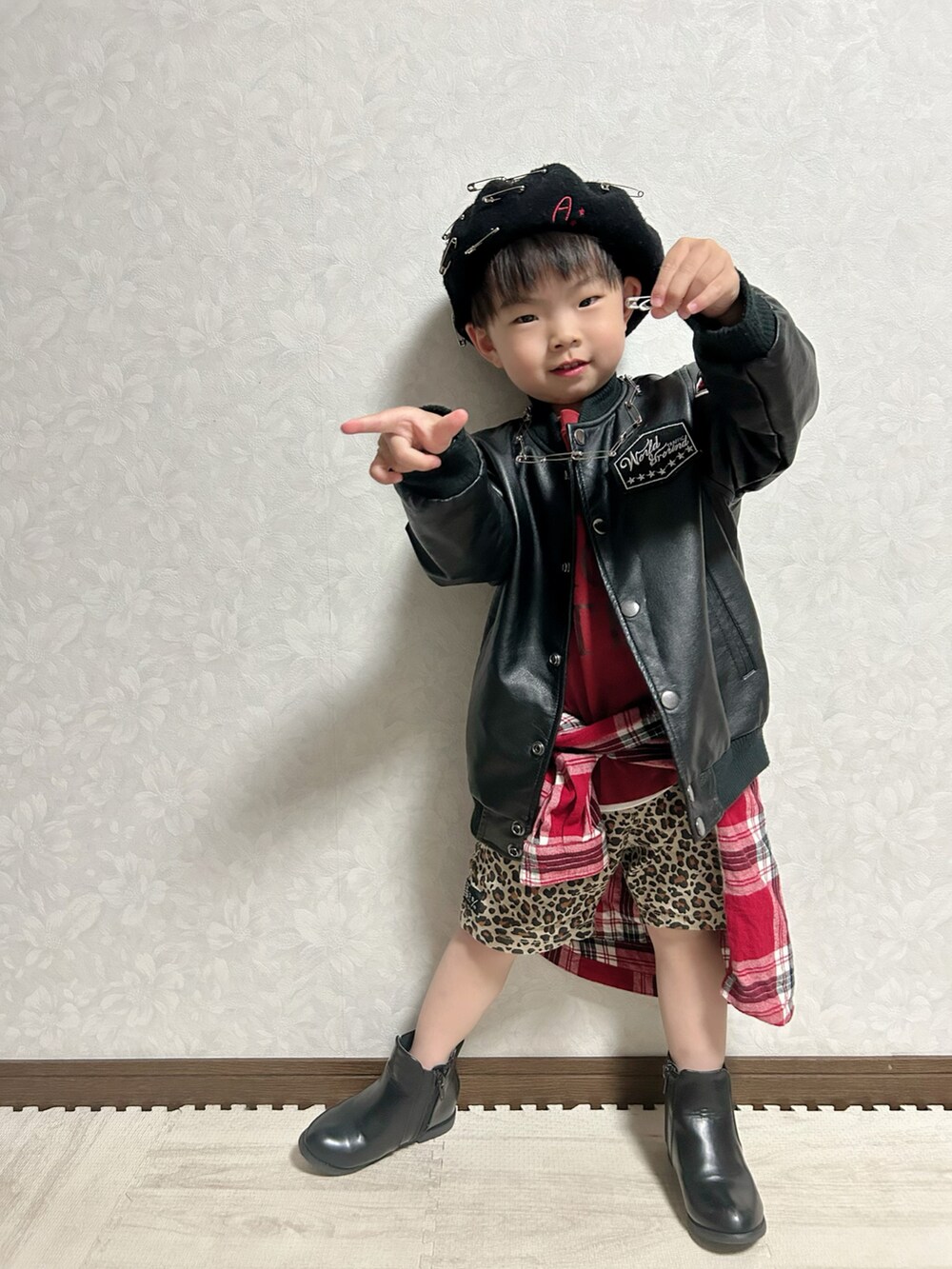 レッド系のTシャツ/カットソー、レッド系のシャツ/ブラウス、ブラック系のライダースジャケットを着用したキッズの春コーディネートの4枚目の写真