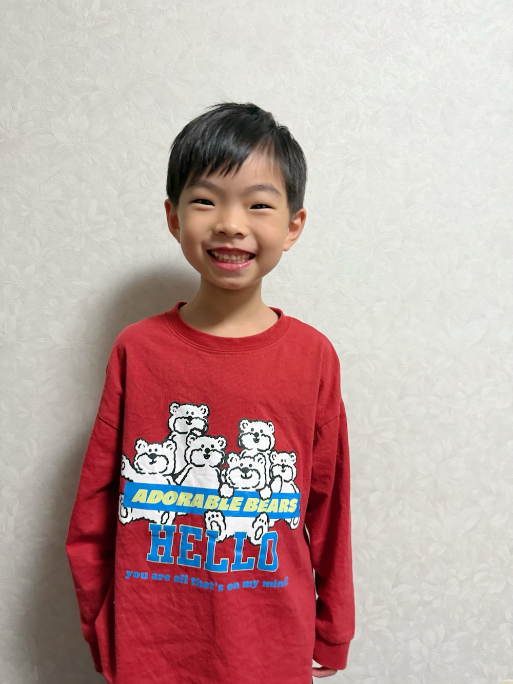 レッド系のTシャツ/カットソー、ブラック系のその他パンツ、ブルー系のTシャツ/カットソーを着用したキッズの秋コーディネートの4枚目の写真