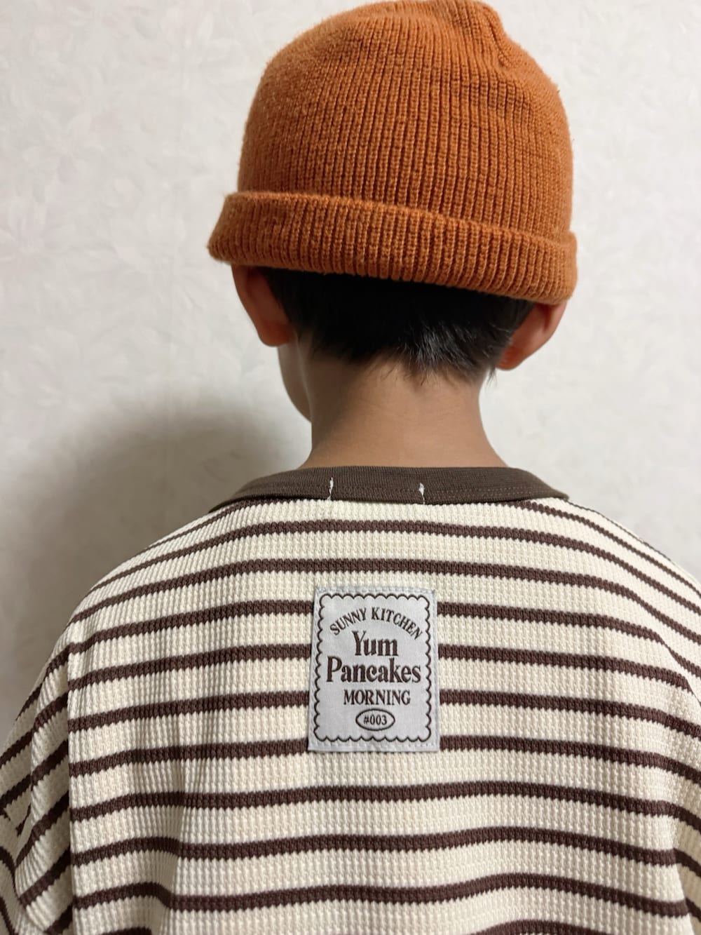 ベージュ系のスニーカー、ベージュ系のその他パンツ、ブラウン系のTシャツ/カットソーを着用したキッズの秋コーディネートの4枚目の写真