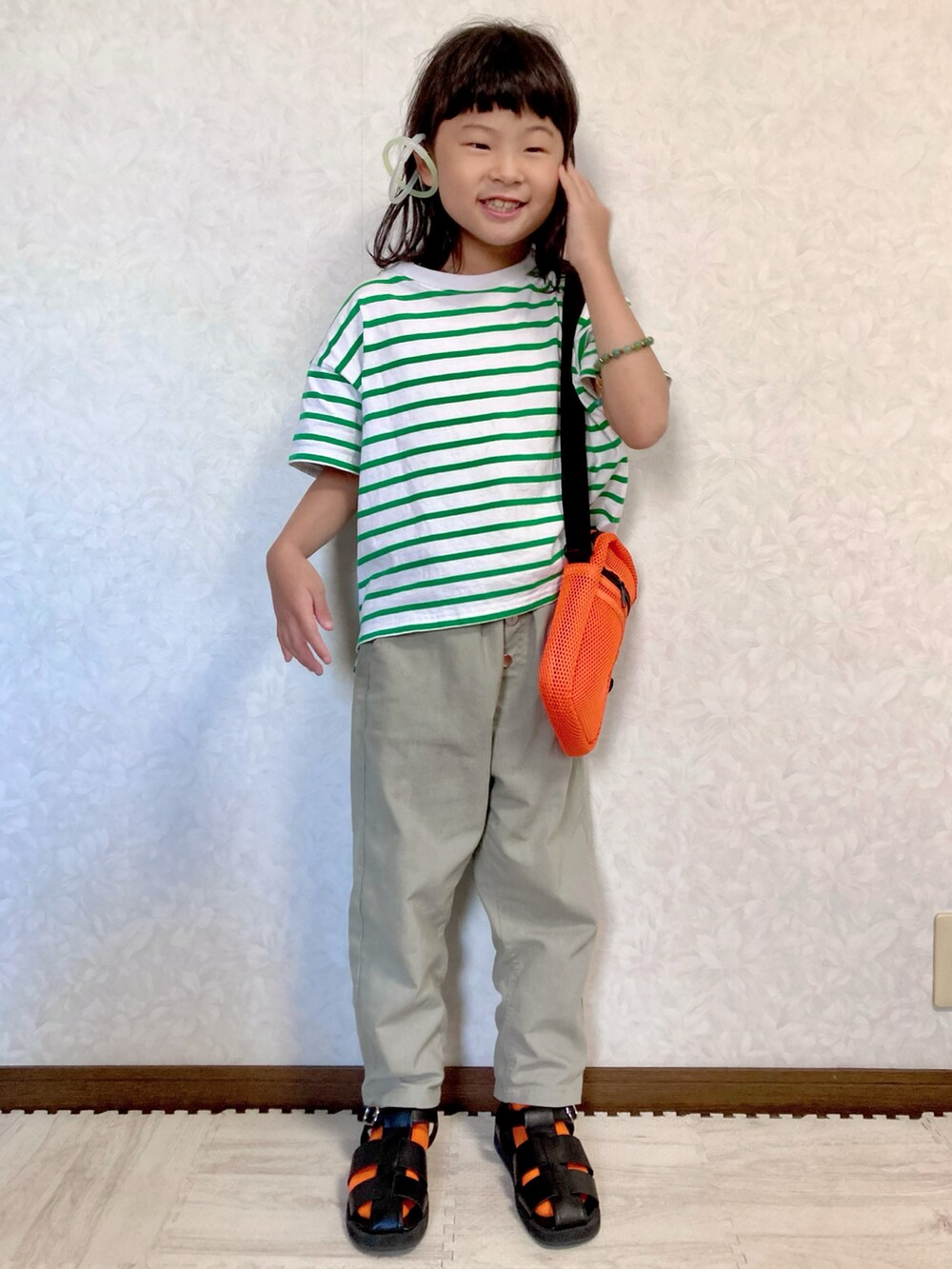 グリーン系のTシャツ/カットソー、グリーン系のパンツ、オレンジ系のショルダーバッグを着用したキッズの夏コーディネートの5枚目の写真