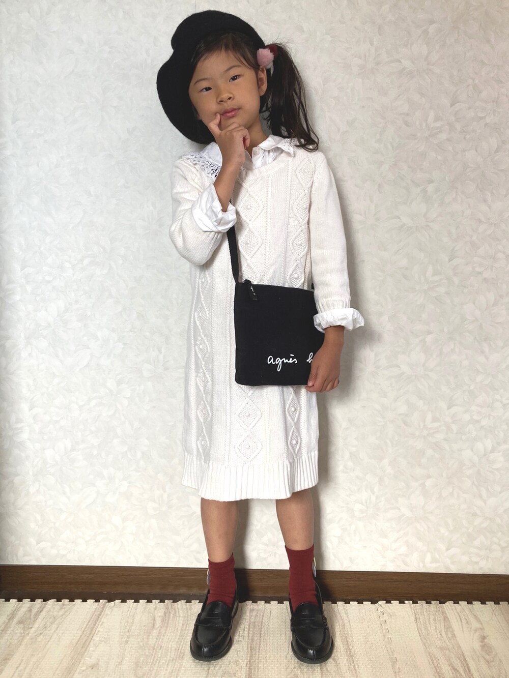 ホワイト系のシャツ/ブラウス、ホワイト系のワンピース、ブラック系のショルダーバッグを着用したキッズの秋コーディネートの2枚目の写真