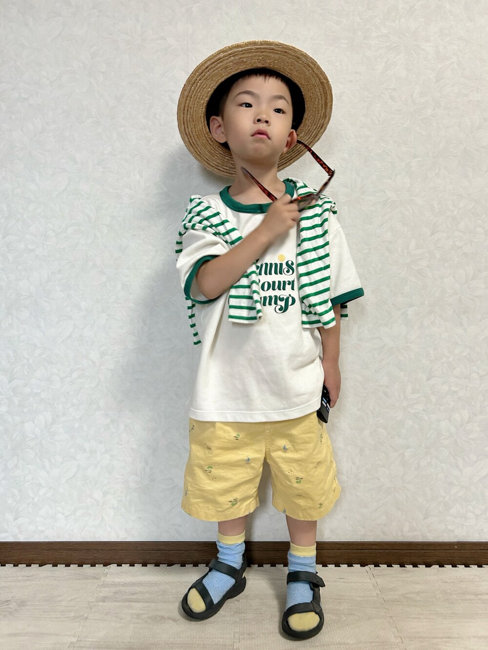 ホワイト系のTシャツ/カットソー、イエロー系のパンツ、グリーン系のTシャツ/カットソーを着用したキッズの夏コーディネートの4枚目の写真