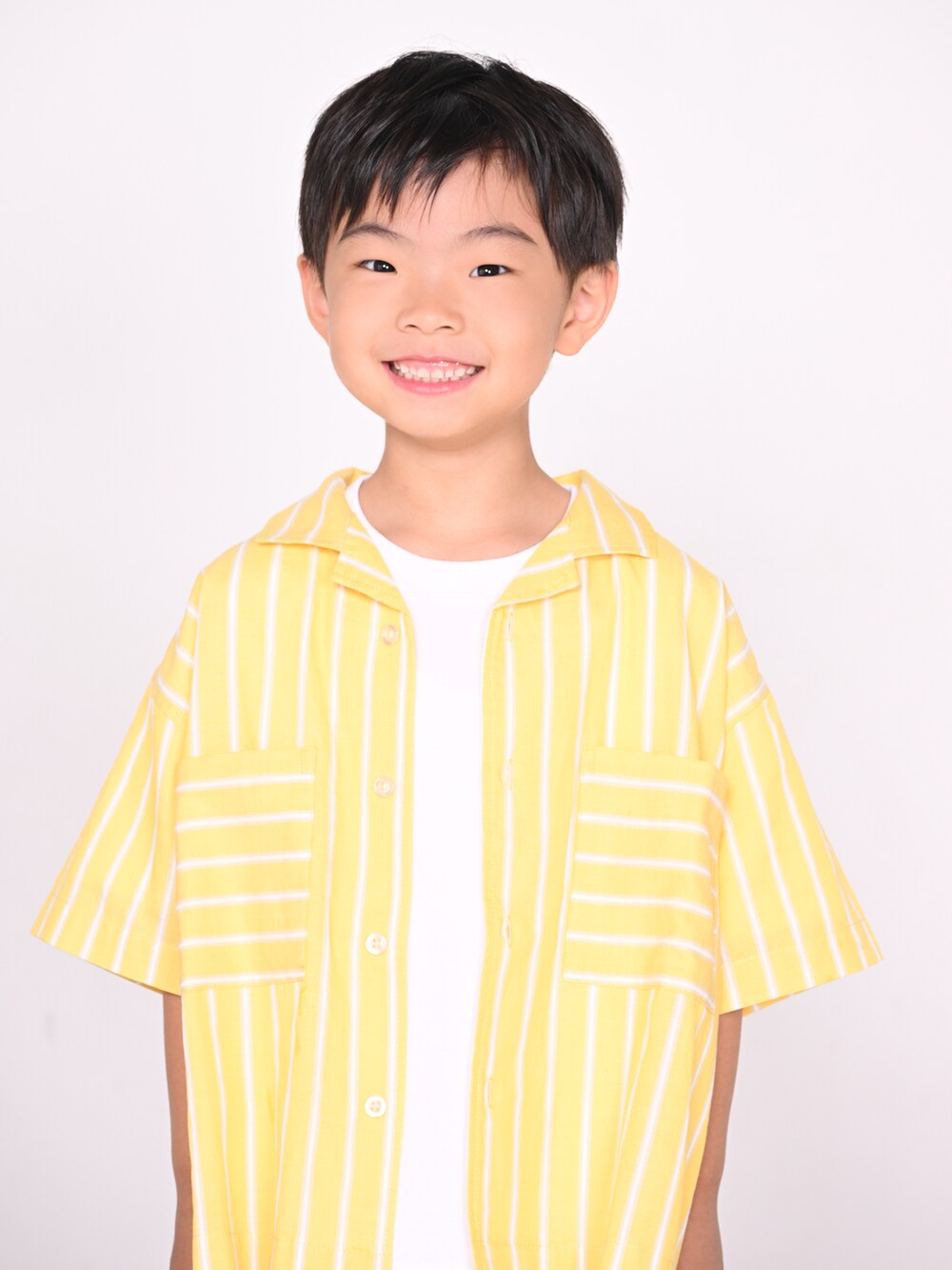 イエロー系のシャツ/ブラウス、グリーン系のスリッポン、ホワイト系のTシャツ/カットソーを着用したキッズの夏コーディネートの4枚目の写真