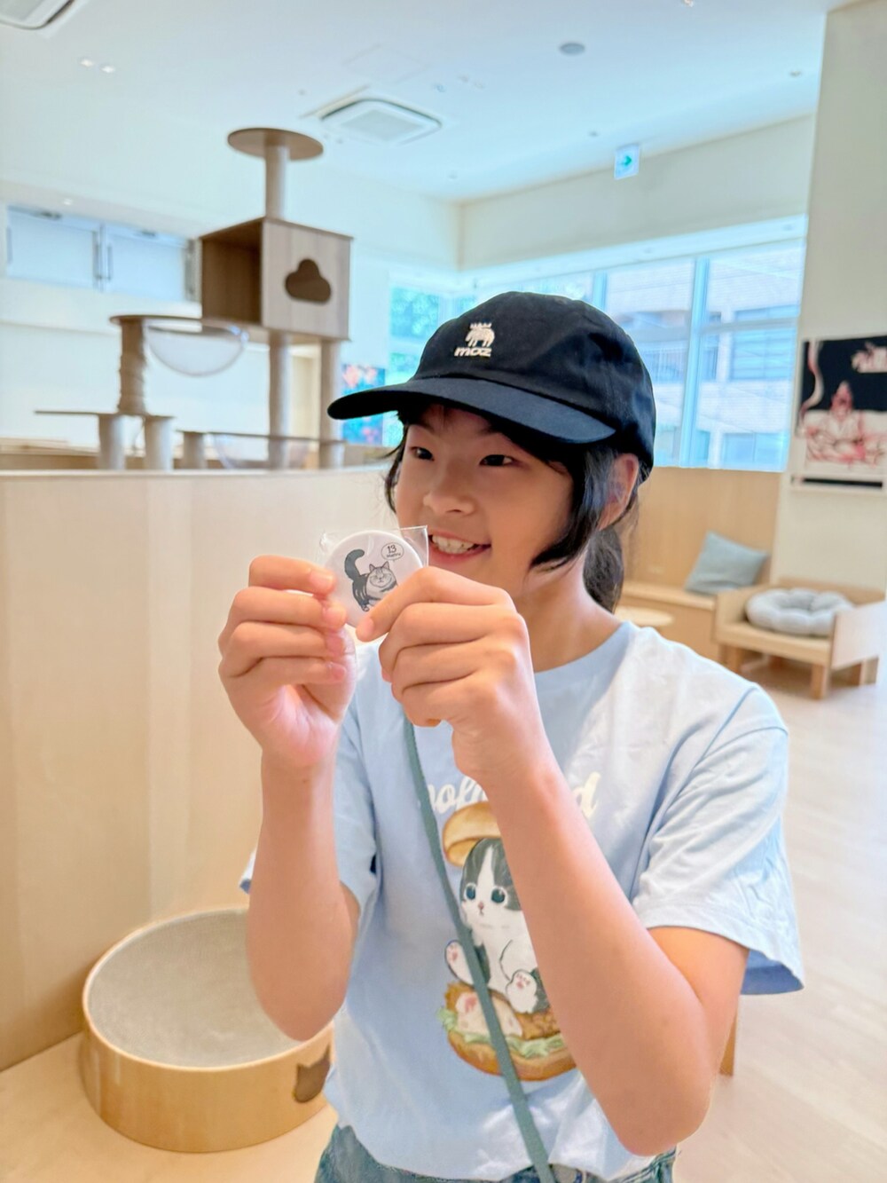 ブルー系のTシャツ/カットソー、ブルー系のデニムスカート、ブラック系のサンダルを着用したキッズの夏コーディネートの4枚目の写真