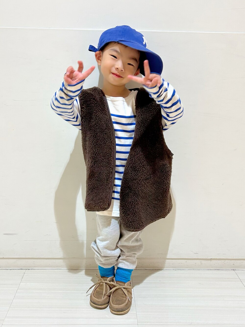 ブルー系のTシャツ/カットソー、グリーン系のスウェット、グレー系のスウェットパンツを着用したキッズの秋コーディネートの5枚目の写真