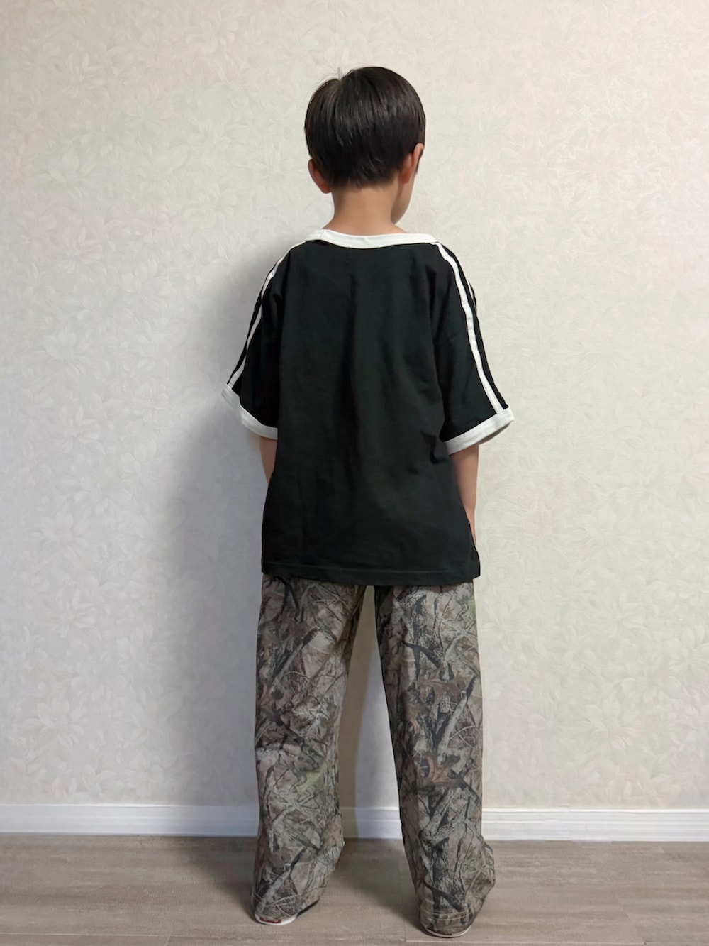 ブラック系のセットアップ、ベージュ系のその他パンツ、ブラック系のスニーカーを着用したキッズの夏コーディネートの5枚目の写真