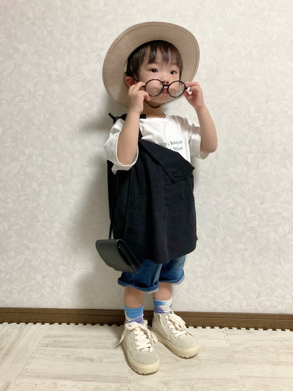 ホワイト系のTシャツ/カットソー、ブラック系のベスト、ブルー系のデニムパンツを着用したキッズの夏コーディネートの4枚目の写真