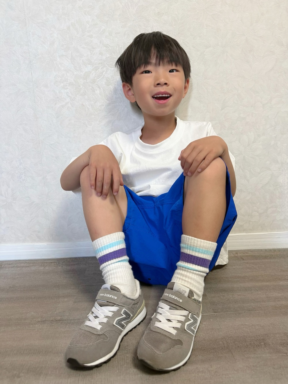 ホワイト系のTシャツ/カットソー、ブルー系のその他パンツ、ホワイト系のショルダーバッグを着用したキッズの夏コーディネートの5枚目の写真