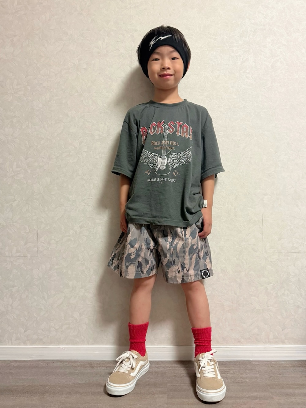 グレー系のTシャツ/カットソー、グリーン系のその他パンツ、ブラック系のショルダーバッグを着用したキッズの夏コーディネートの3枚目の写真