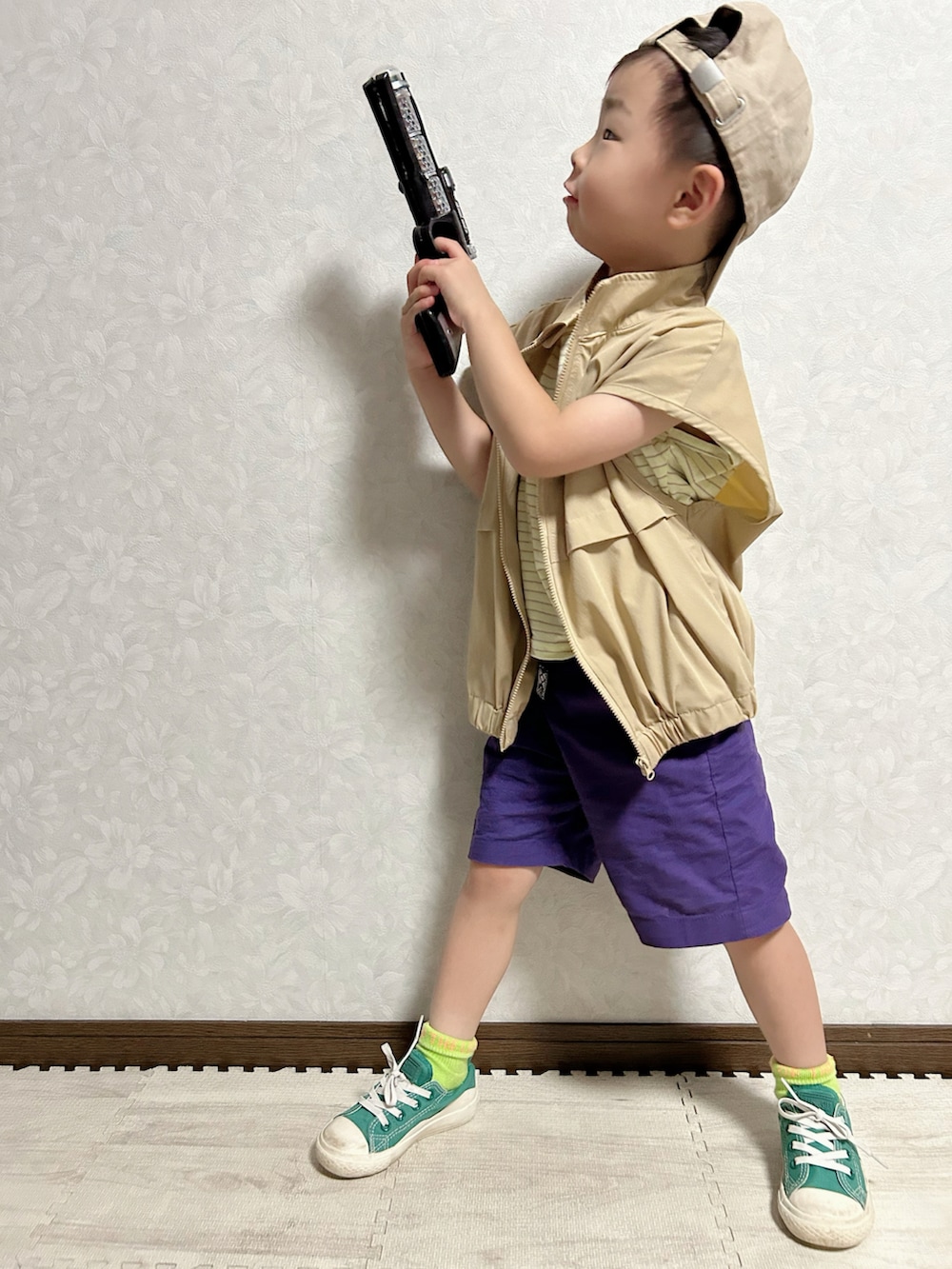 イエロー系のTシャツ/カットソー、ベージュ系のベスト、パープル系のパンツを着用したキッズの夏コーディネートの3枚目の写真