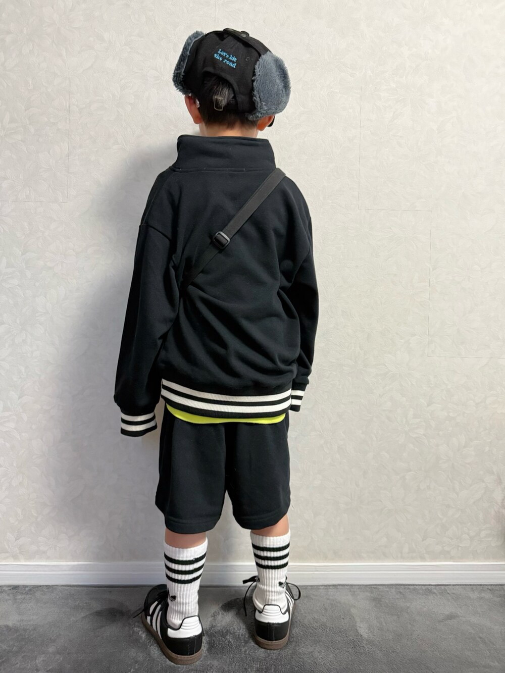 ブラック系のセットアップ、その他のショルダーバッグ、ブラック系のスニーカーを着用したキッズの冬コーディネートの5枚目の写真