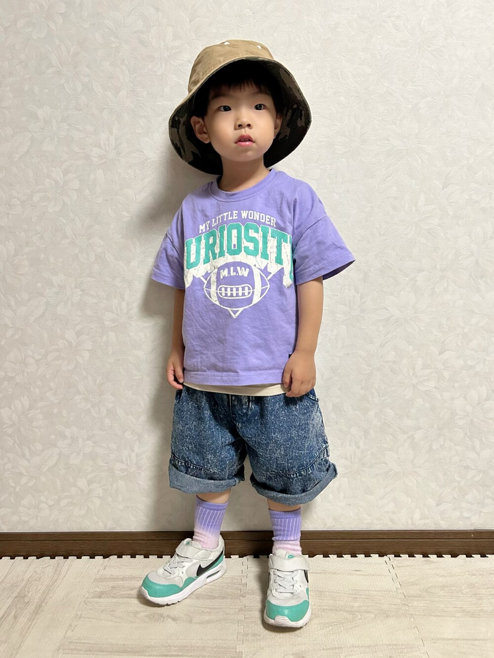 パープル系のTシャツ/カットソー、ベージュ系のタンクトップ、ブルー系のデニムパンツを着用したキッズの夏コーディネートの3枚目の写真