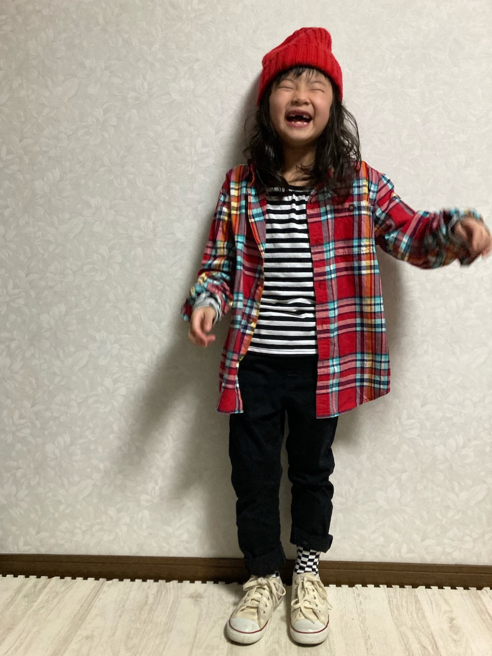 レッド系のシャツ/ブラウス、ホワイト系のスニーカー、ホワイト系のTシャツ/カットソーを着用したキッズの冬コーディネートの4枚目の写真