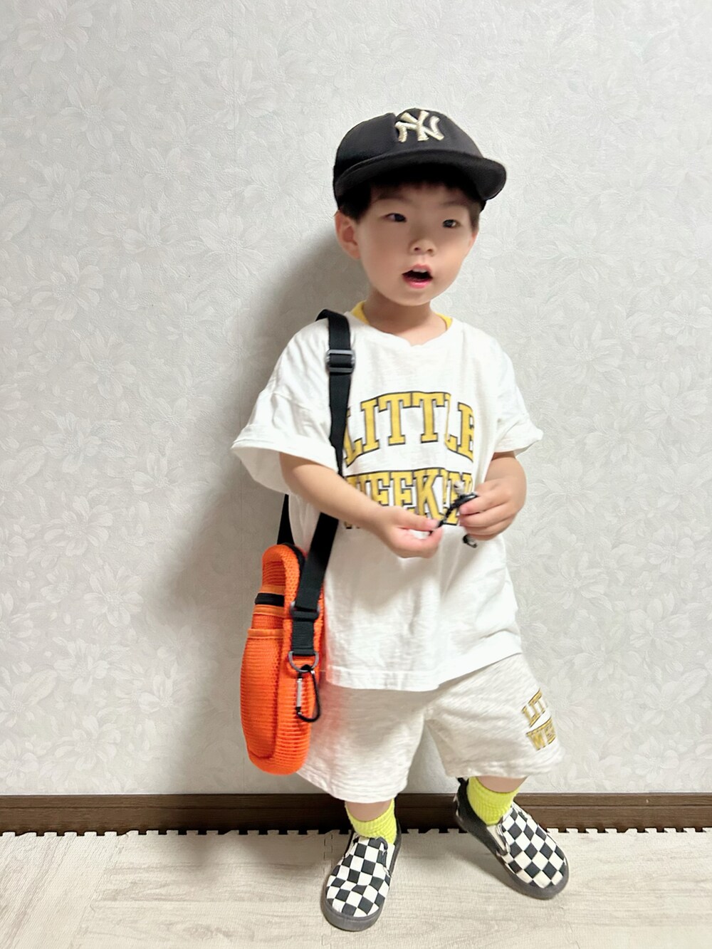 「夏コーデ、カジュアル、ストリート、キャップ、セットアップ、スリッポン、ハーフパンツ、ショルダーバッグ、ビッグシルエット、プチプラ、ロゴT、お出かけコーデ、みんなの白Tフェス、カラー×コーデ、チェック」｜「NEW ERAのNEWERA/ニューエラ YOUTH 950 NEYYAN キャップ 12336557（キャップ、ブラック系）」を使った、lenlen23さん（キッズ・90cm）の夏コーディネートの4枚目の写真