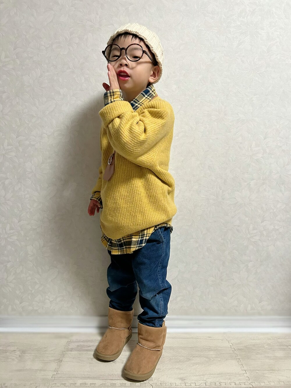 イエロー系のニット/セーター、イエロー系のシャツ/ブラウス、ブルー系のデニムパンツを着用したキッズの冬コーディネートの3枚目の写真